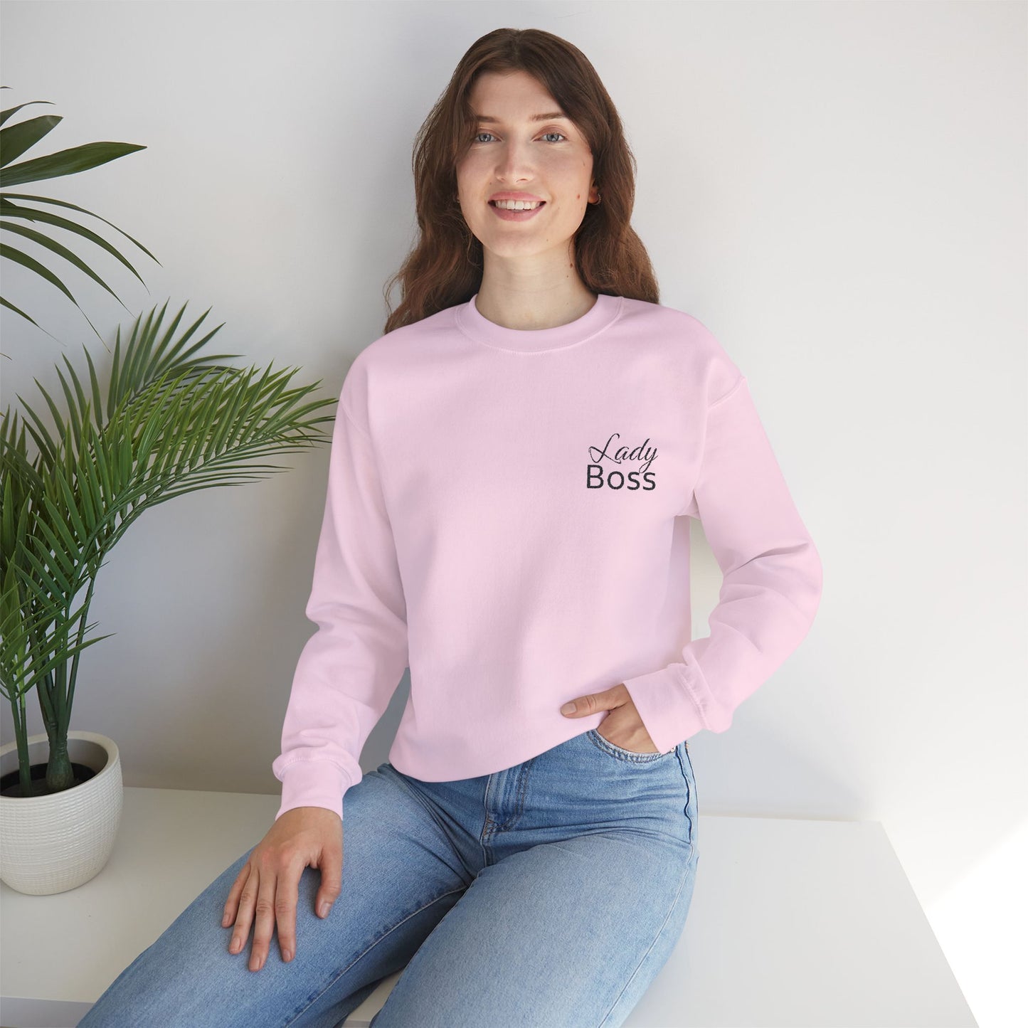 Besticktes „Lady Boss“-Sweatshirt (helle Farben)