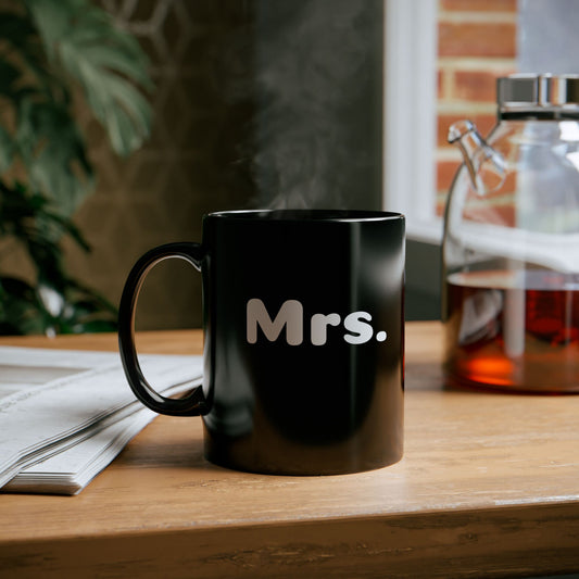 Minimalistische schwarze „Mrs.“-Tasse